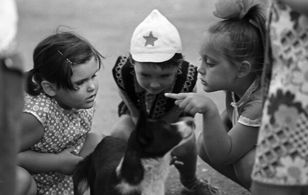 Deca se igraju sa psom, 1976. godine. - Sputnik Srbija