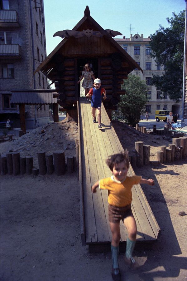 Na igralištu u Moskvi, 1975. godine. - Sputnik Srbija