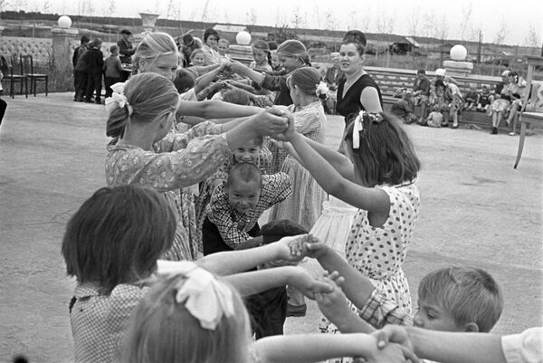Deca se igraju pored reke, 1965. godine. - Sputnik Srbija