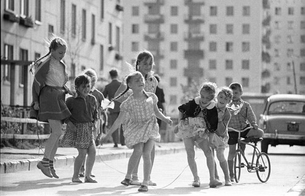 Deca se igraju ispred zgrade, Moskva 1966. godine. - Sputnik Srbija