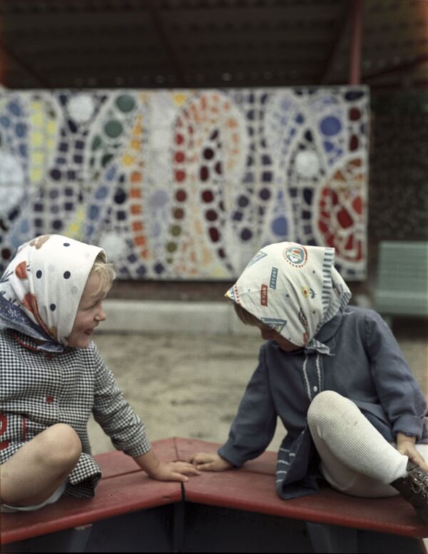Devojčice se igraju u pesku, 1973. godine. - Sputnik Srbija