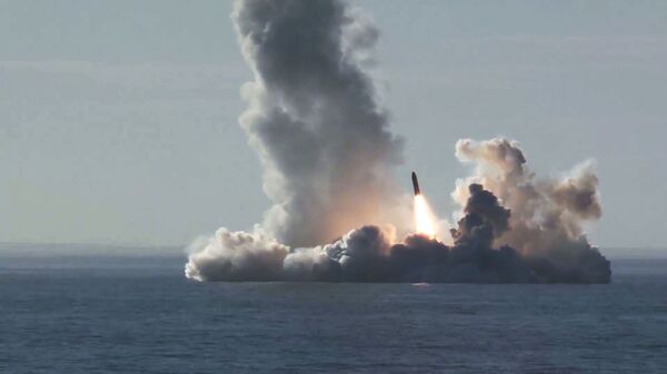 Lansiranje rakete Bulava sa podmornice Jurij Dolgoruki na Belom moru - Sputnik Srbija