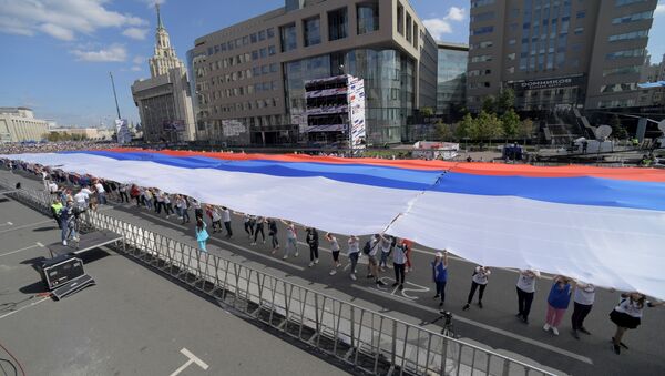 Учесници перформанса за Дан заставе Русије у Москви - Sputnik Србија
