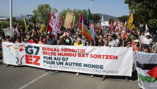 Активисти на протесту против Г7 у Француској - Sputnik Србија