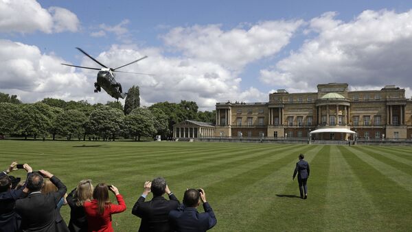 Хеликоптер америчког председника Доналда Трампа слеће на травњак испред Бакингемске палате у Лондону - Sputnik Србија