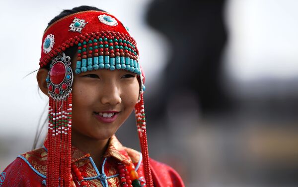 Девојка у националном костиму у граду Чојбалсан, Монголија - Sputnik Србија