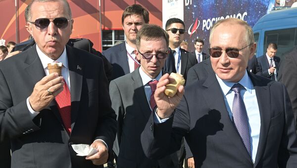 Председник Русије Владимир Путин и  председник Турске Реџеп Тајип Ердоган на сајму „МАКС 2019“, сладолед  - Sputnik Србија