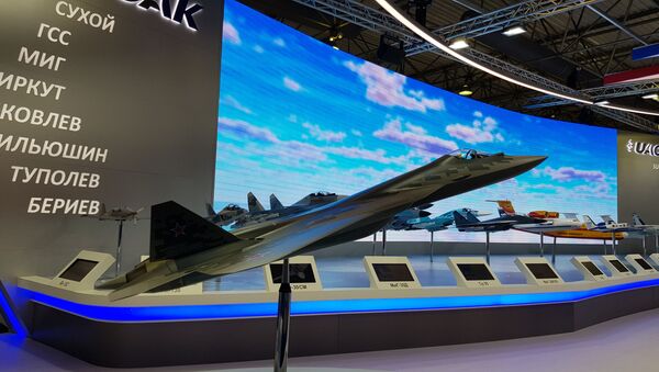 Na avio-salonu MAKS predstavljeni su i najnoviji suhoji, uključujući i avion pete generacije Su-57, kao i njihove makete - Sputnik Srbija