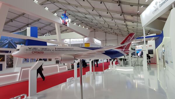 У националном павиљону Кине на МАКС-2019 представљена је макета руско-кинеског широкотрупног авиона великог долета ЦР929 - Sputnik Србија