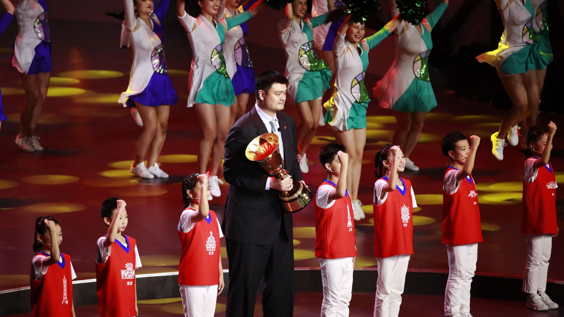 Чувени кинески репрезентативац и некадашњи НБА кошаркаш Јао Минг на церемонији отварања Светског првенства у кошарци - Sputnik Србија, 1920, 16.07.2021