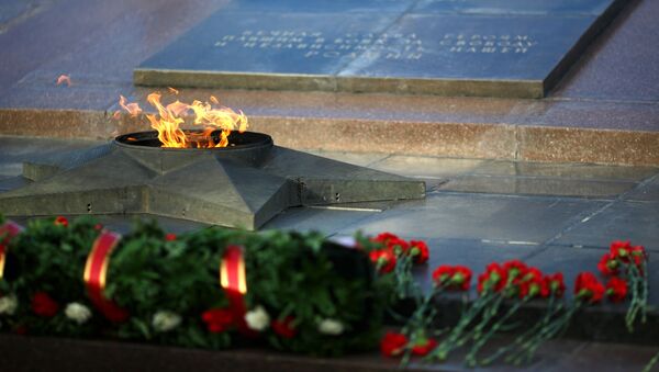 Večni oganj na Grobu neznanog junaka   - Sputnik Srbija