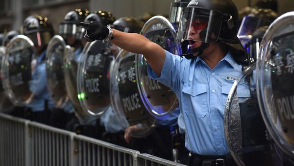 Policija ispred policijske stanice u Hongkongu - Sputnik Srbija