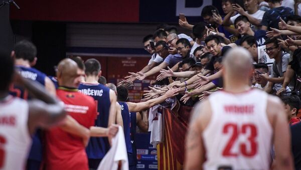 Кинези одушевљено поздрављају репрезентативце Србије после победе над Анголом - Sputnik Србија
