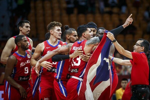 Košarkaši Portorika proslavljaju pobedu nad Iranom u triler-završnici - Sputnik Srbija