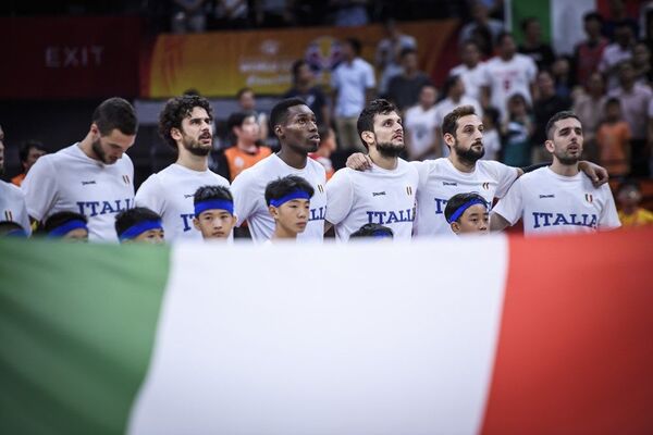 Reprezentativci Italije tokom intoniranja himne pred utakmicu sa Filipinima - Sputnik Srbija