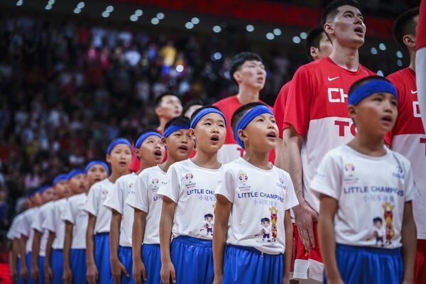 Kineski reprezentativci i deca tokom intoniranja himne domaćina pred utakmicu sa Obalom Slonovače u Pekingu - Sputnik Srbija