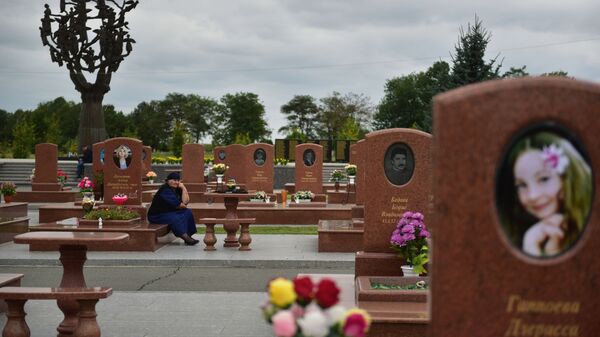 Žena plače na groblju Grad anđela u Beslanu gde su sahranjeni poginuli u terorističkom napadu 1. septembra 2004. godine. - Sputnik Srbija