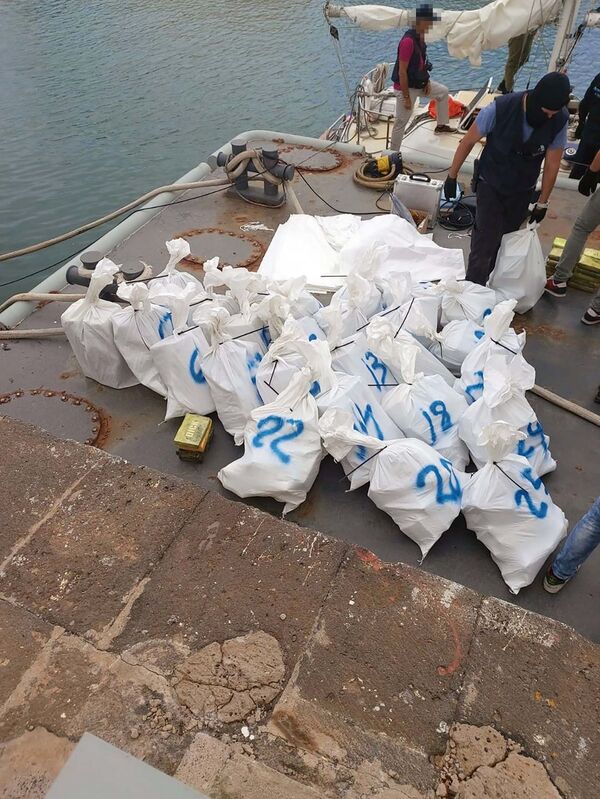 Bizaran detalj: Na zaplenjenom kokainu u Atlantiku lik Gavrila Principa (foto) - Sputnik Srbija