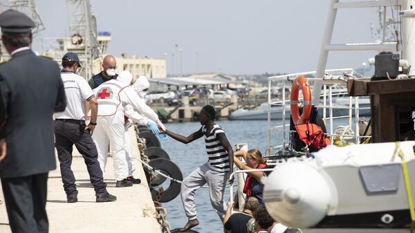 Мигранти се искрцавају на Лампедузу - Sputnik Србија