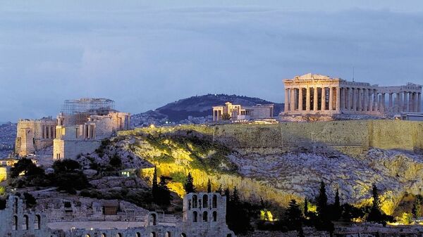 Pogled na Akropolj čije centralno mesto zauzima Partenon - Sputnik Srbija