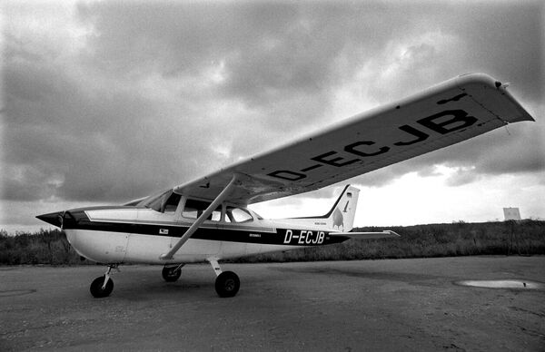 Како је немачки пилот неприметно слетео на Црвени трг Како је немачки пилот неприметно слетео на Црвени трг - Sputnik Србија