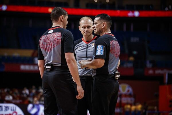 Selektor Crne Gore besan na sudije: Ukrali su nam pobedu, gde je poštovanje? Selektor Crne Gore besan na sudije: Ukrali su nam pobedu, gde je poštovanje? - Sputnik Srbija