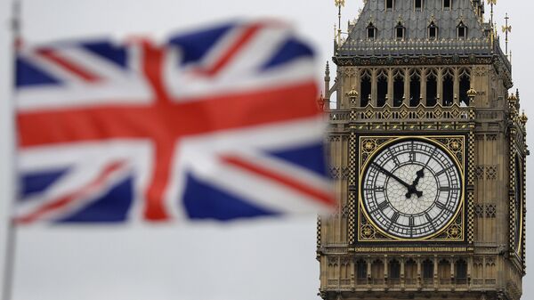 Zastava Velike Britanije ispred Big Bena u Londonu. - Sputnik Srbija