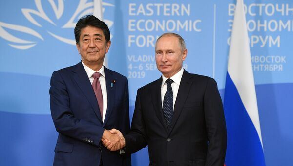 Premijer Japana Šinzo Abe i predsednik Rusije Vladimir Putin na Istočnom ekonomskom forumu u Vladivostoku - Sputnik Srbija