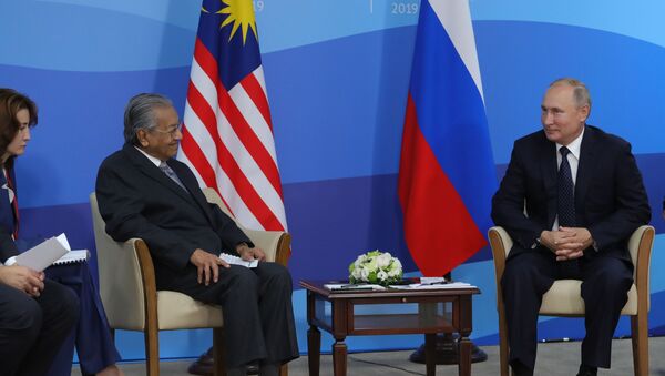 Predsednik Rusije Vladimir Putin i premijer Malezije Mahathir Muhamed na sastanku u Istočnom ekonomskom forumu u Vladivostoku - Sputnik Srbija