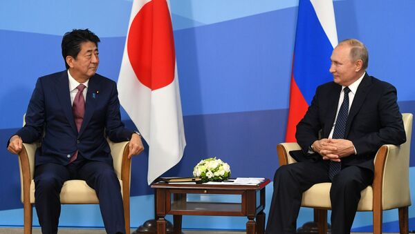 Премијер Јапана Шинзо Абе и председник Русије Владимир Путин на састанку у оквиру Источног економског форума у Владивостоку - Sputnik Србија
