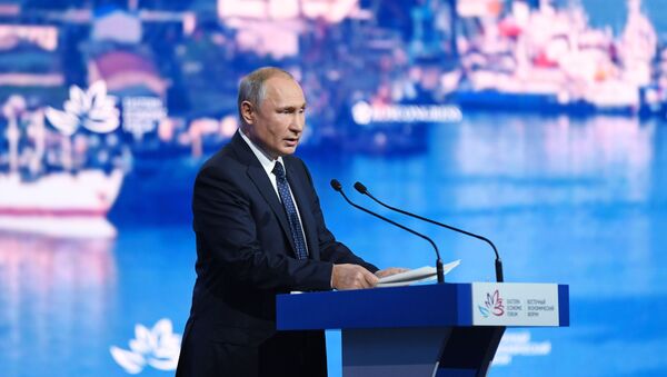 Председник Русије Владимир Путин говори на пленарној седници V Источног економског форума у Владивостоку - Sputnik Србија