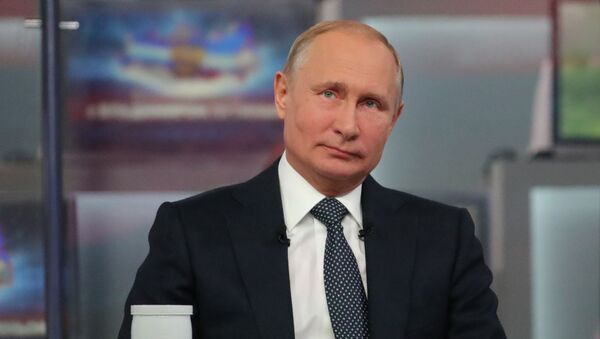 Predsednik Rusije Vladimir Putin odgovara na pitanja građana na redovnoj konferenciji Direktna linija - Sputnik Srbija