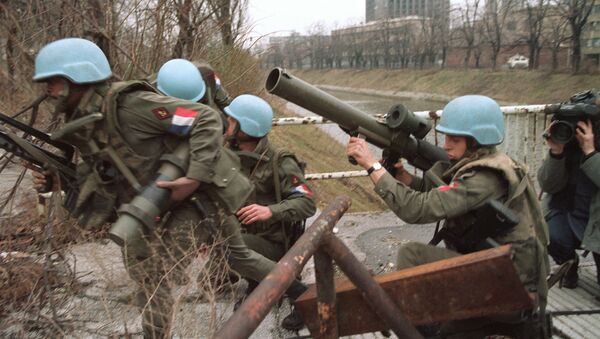 Француски војници при мисији УН на мосту Братство-јединство у Сарајеву, 10. фебруара 1994. - Sputnik Србија