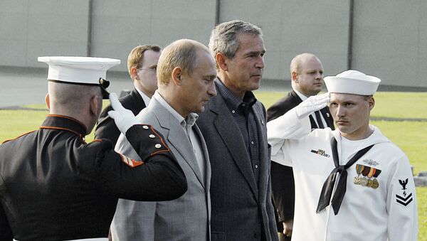 Председник Русије Владимир Путин и бивши председник САД Џорџ Буш Млађи - Sputnik Србија