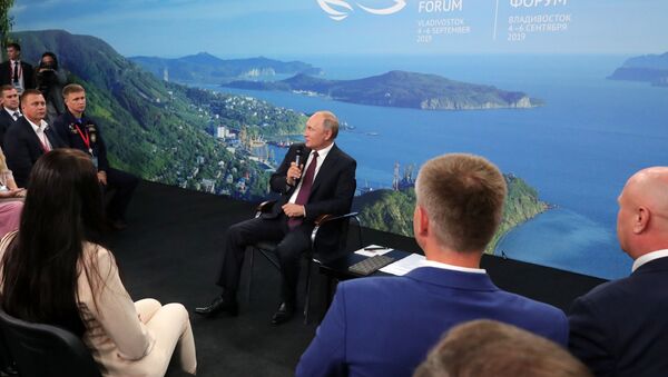 Председник Русије Владимир Путин са представницима Далеког Истока - Sputnik Србија