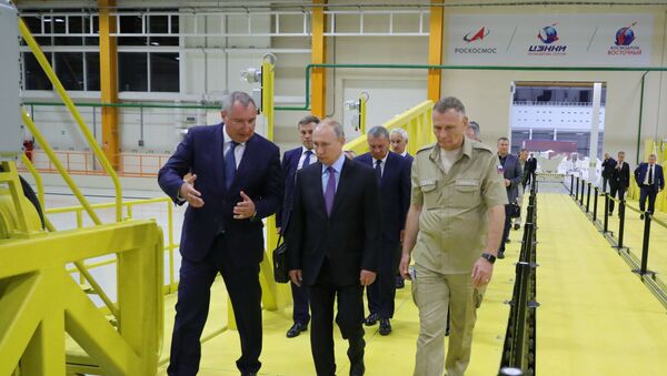 Predsednik Rusije Vladimir Putin tokom posete kosmodromu „Vostočni“ - Sputnik Srbija