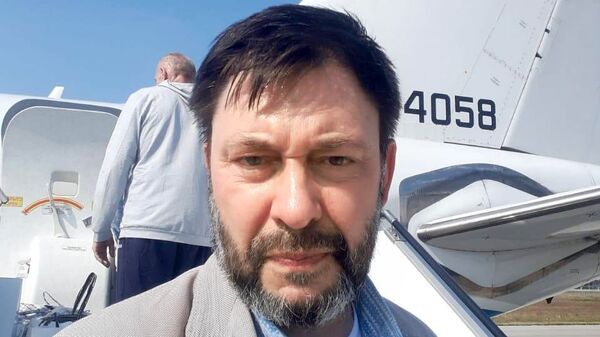 Urednik portala RIA Novosti Ukrajina Kiril Višinski na kijevskom aerodromu pred polazak za Moskvu - Sputnik Srbija