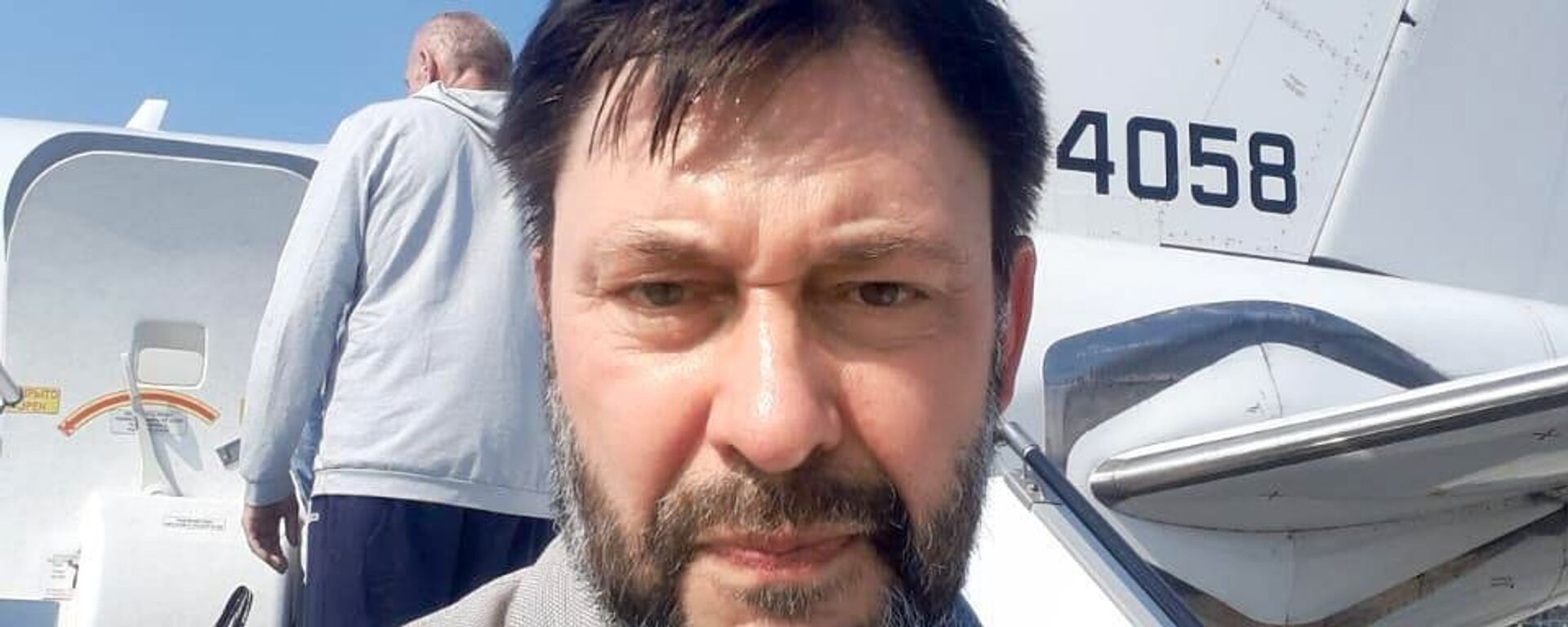 Urednik portala RIA Novosti Ukrajina Kiril Višinski na kijevskom aerodromu pred polazak za Moskvu - Sputnik Srbija, 1920, 23.08.2025