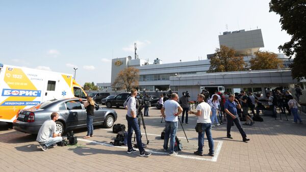 Новинари на аеродрому Бориспоља у Кијеву очекују авион са ослобођеним украјинским морнарима - Sputnik Србија