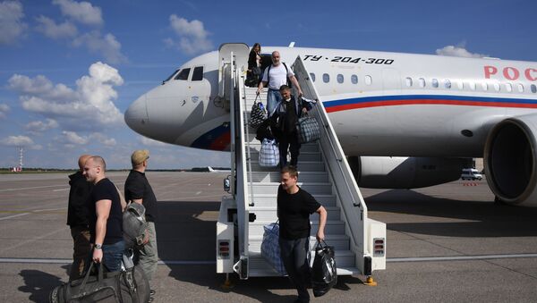 Руси ослобођени у руско-украјинској размени затвореника искрцавају се из авиона на аеродрому Внуково - Sputnik Србија