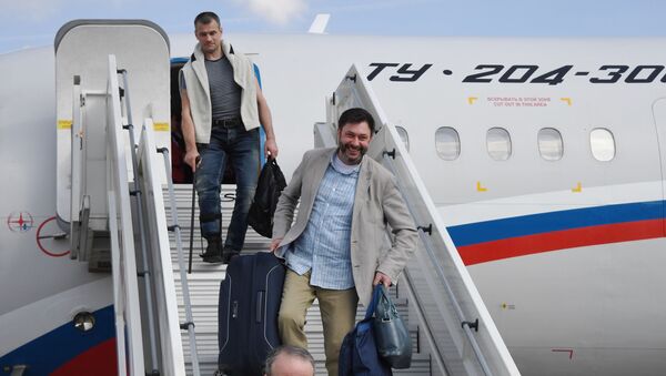 Urednik portala RIA Novosti Ukrajina Kiril Višinski silazi iz aviona nakon povratka u Moskvu u okviru rusko-ukrajinske razmene zatvorenika - Sputnik Srbija