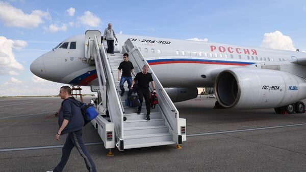 Држављани Русије размењени према споразуму Русије и Украјине искрцавају се из авиона након доласка из Кијева - Sputnik Србија