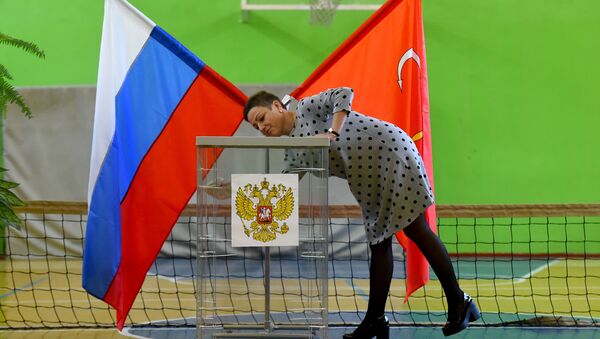 Чланица изборне комисије припрема гласачку кутију пре почетка локалних избора у Санкт Петербургу - Sputnik Србија
