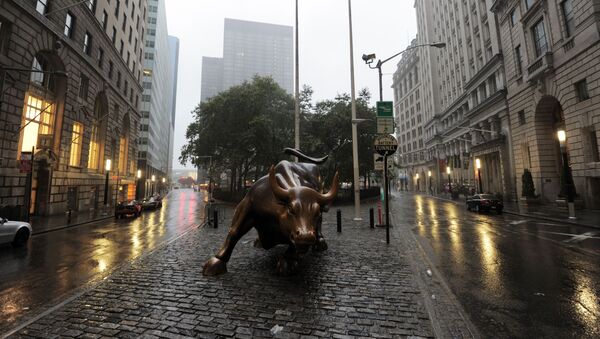 Бронзана статуа бика на Волстриту у Њујорку - Sputnik Србија