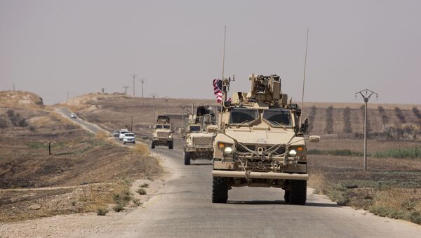 Američka vojna oklopna vozila u patroli u sirijskoj zoni bezbednosti na granici sa Turskom - Sputnik Srbija