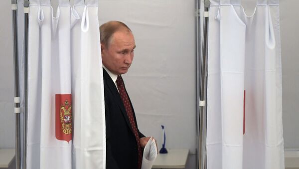 Председник Русије Владимир Путин гласа на локалним изборима у Москви - Sputnik Србија