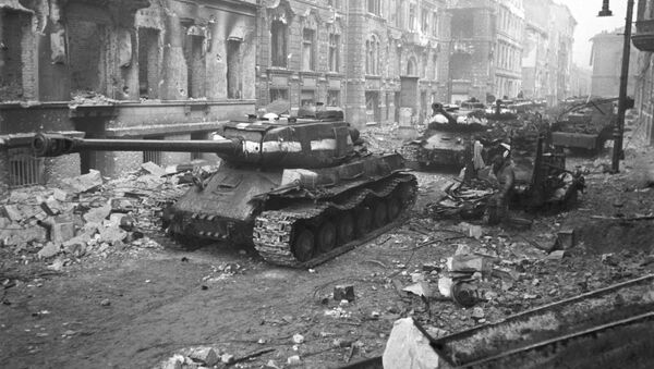 Sovjetski tenkovi na ulicama Berlina na kraju Drugog svetskog rata - Sputnik Srbija