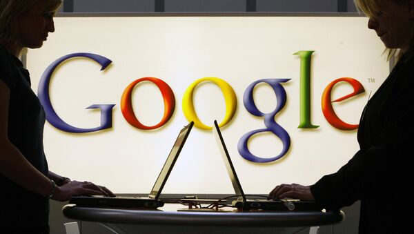 Изглагачи раде на компјутерима испред осветљеног лога Гугла на индустријском сајму у Хановеру - Sputnik Србија