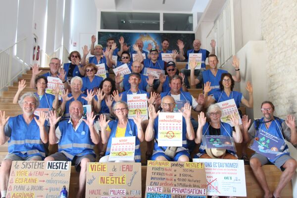 „Нестле“ исушује изворе, па продаје воду 100 и 200 пута скупље „Нестле“ исушује изворе, па продаје воду 100 и 200 пута скупље - Sputnik Србија