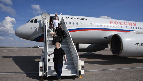 Državljani Rusije razmenjeni u okviru sporazuma Rusije i Ukrajine iskrcavaju se iz aviona na moskovskom aerodromu Vnukovo - Sputnik Srbija